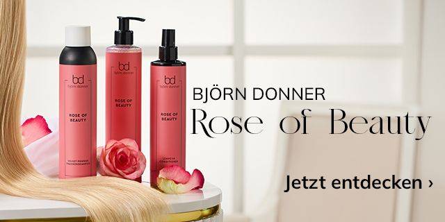 Drei schwarz-rosa Flaschen mit Haarpflegeprodukten der Linie Rose of Beauty neben einer blonden Haarsträhne, davor eine einzelne Rosenblüte.