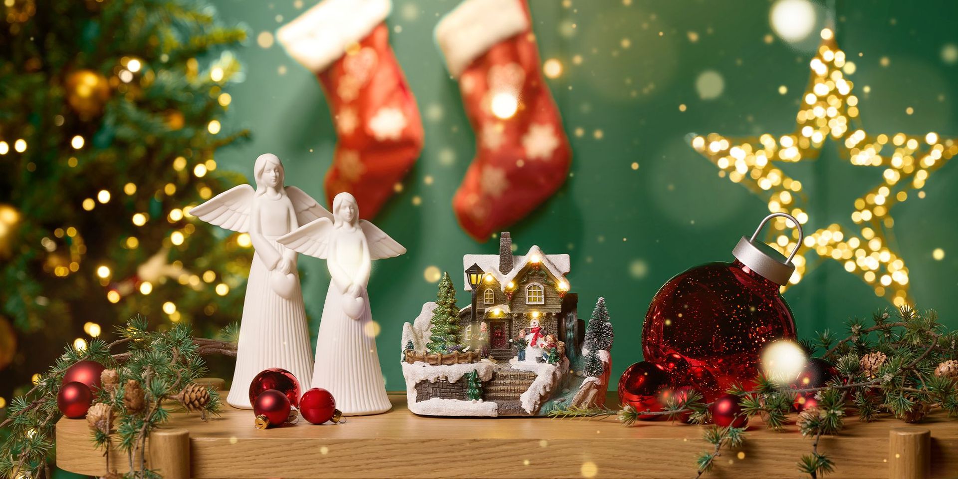 Festliche Weihnachtsdekoration im Wohnzimmer