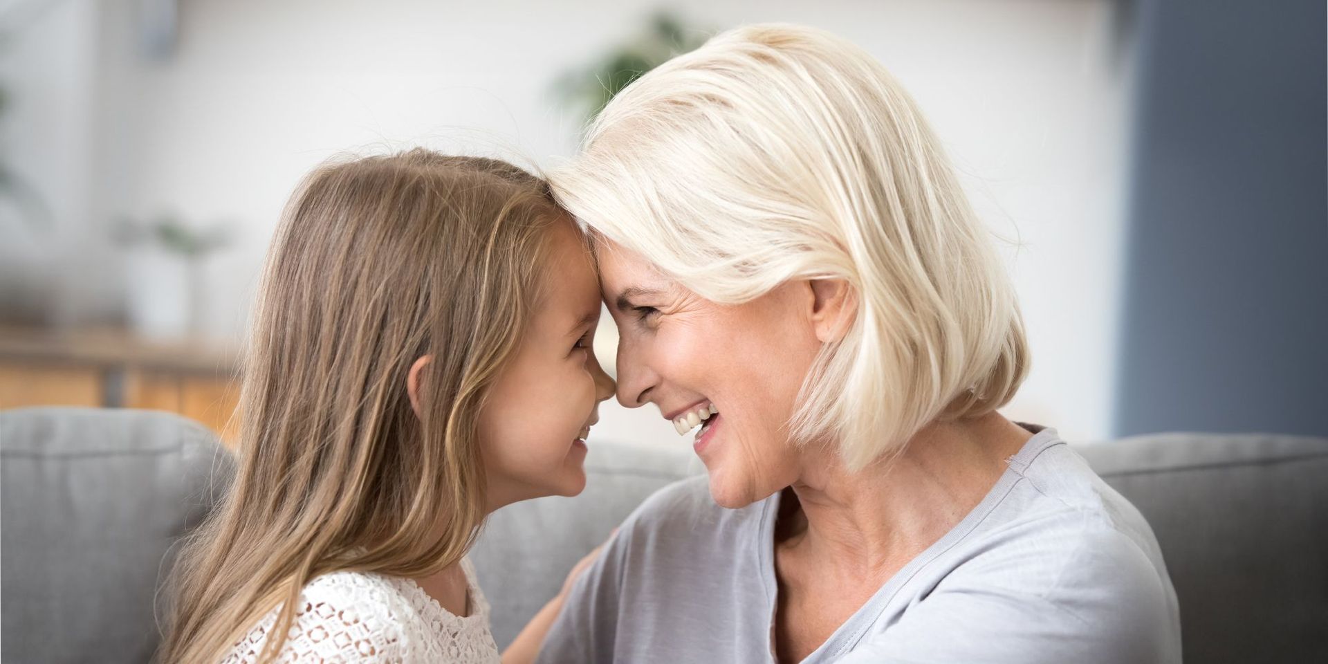 Ältere Frau und junges Mädchen lächeln sich an, symbolisieren Lebensfreude und Mobilität.