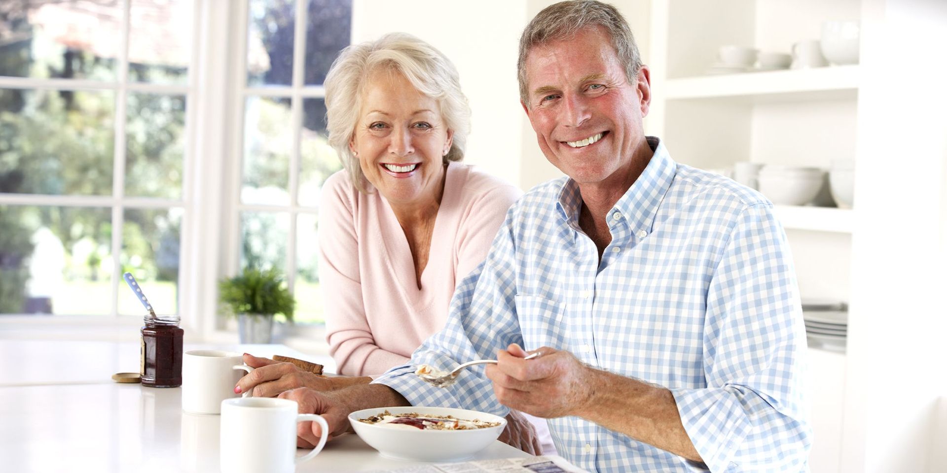 Älteres Paar beim gesunden Frühstück, Fokus auf Ernährung und Wohlbefinden.