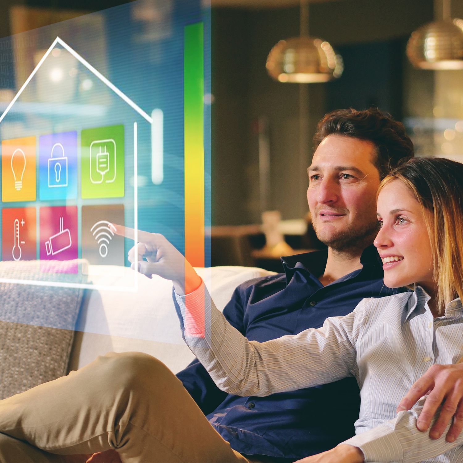 Pärchen sitzt auf einem Sofa und steuert ihr smart Home