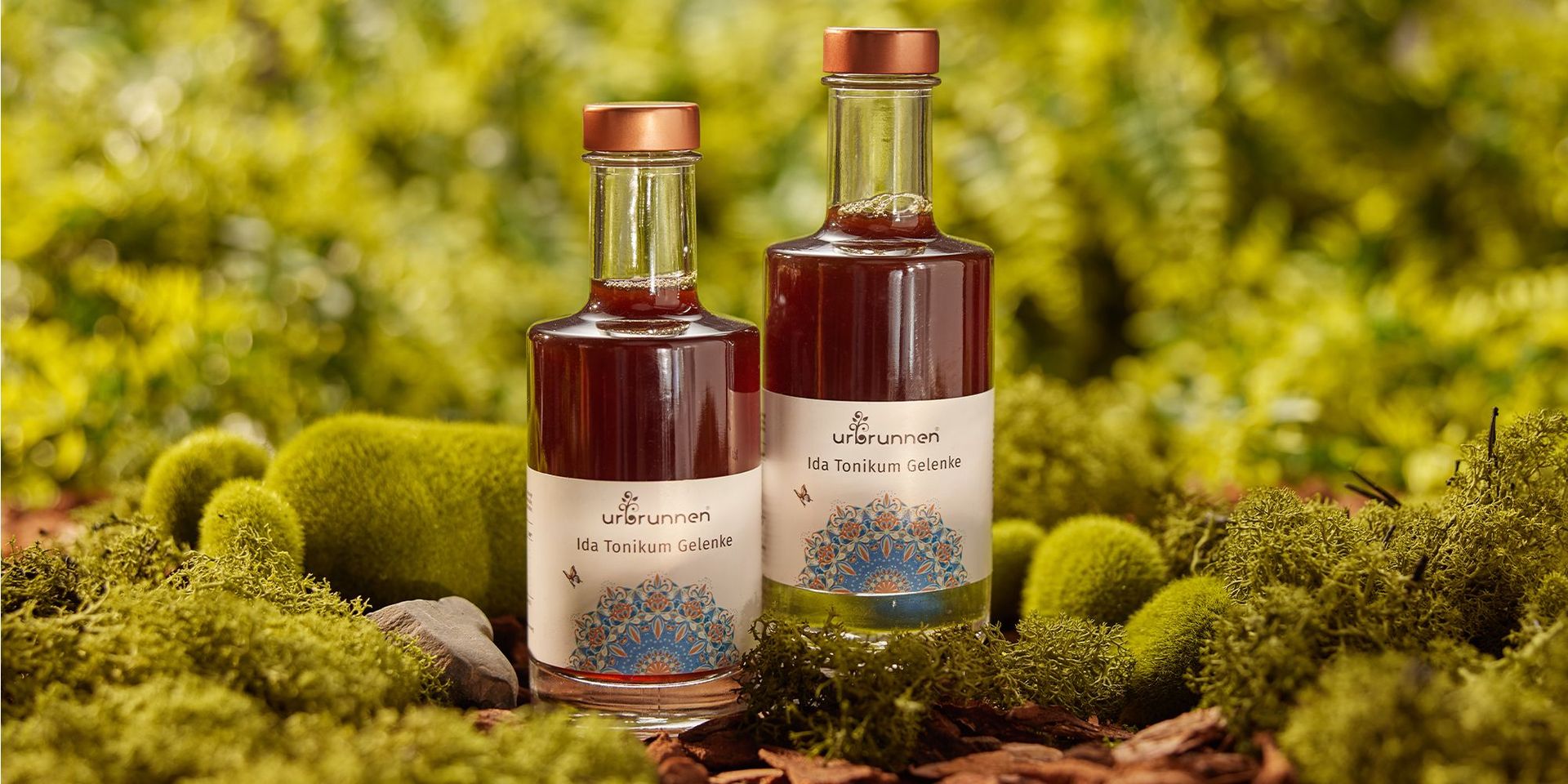 Zwei Flaschen Ida Tonikum Gelenke von Urbrunnen im Grünen, Fokus auf Gesundheit und Wohlbefinden