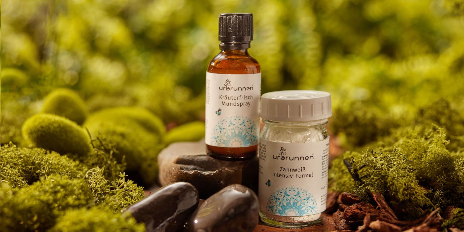 Kräuterfrisch Mundspray und Zahnweiß Intensiv-Formel von Urbrunnen im natürlichen Umfeld