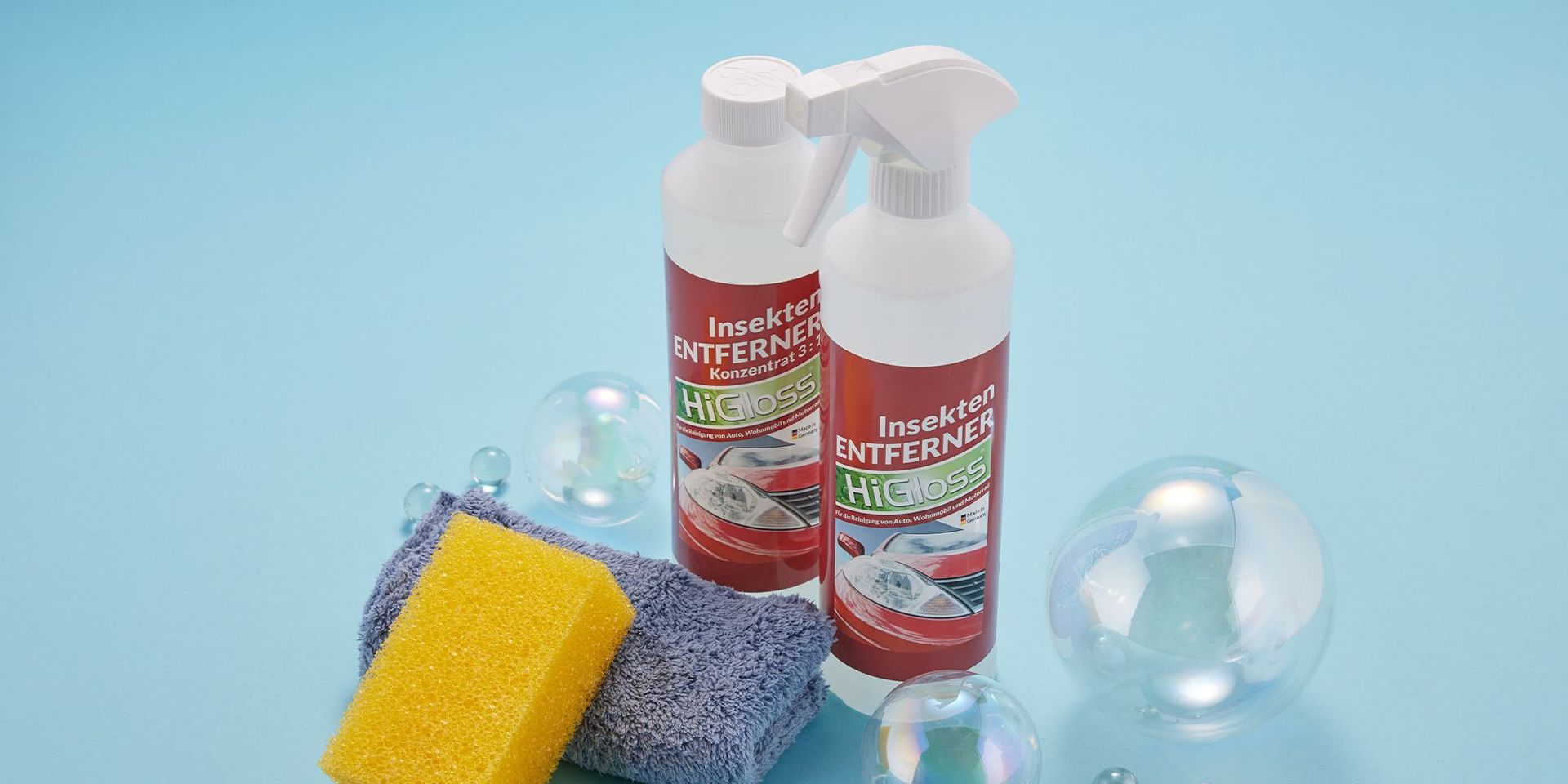 Insektenentferner-Set mit Schwamm und Tuch auf blauem Hintergrund für Autopflege.