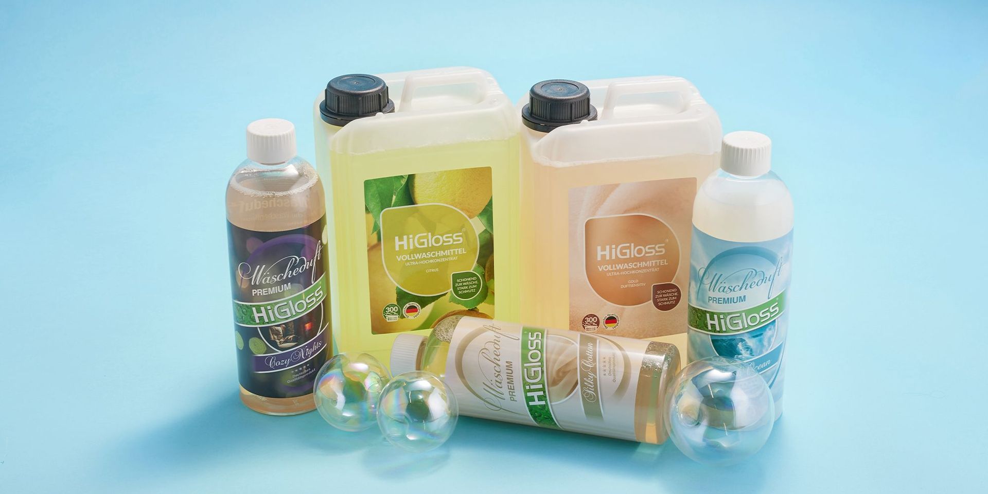 HiGloss Vollwaschmittel-Produkte auf blauem Hintergrund, geeignet für Haushaltsreinigung