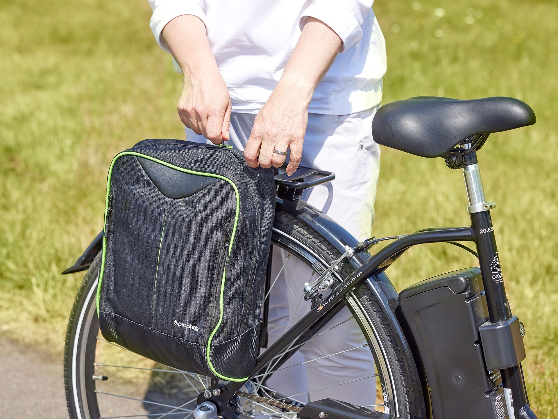 Fahrradtasche wird an einem Fahrrad befestigt, ideal für Mobilität und Freizeit.