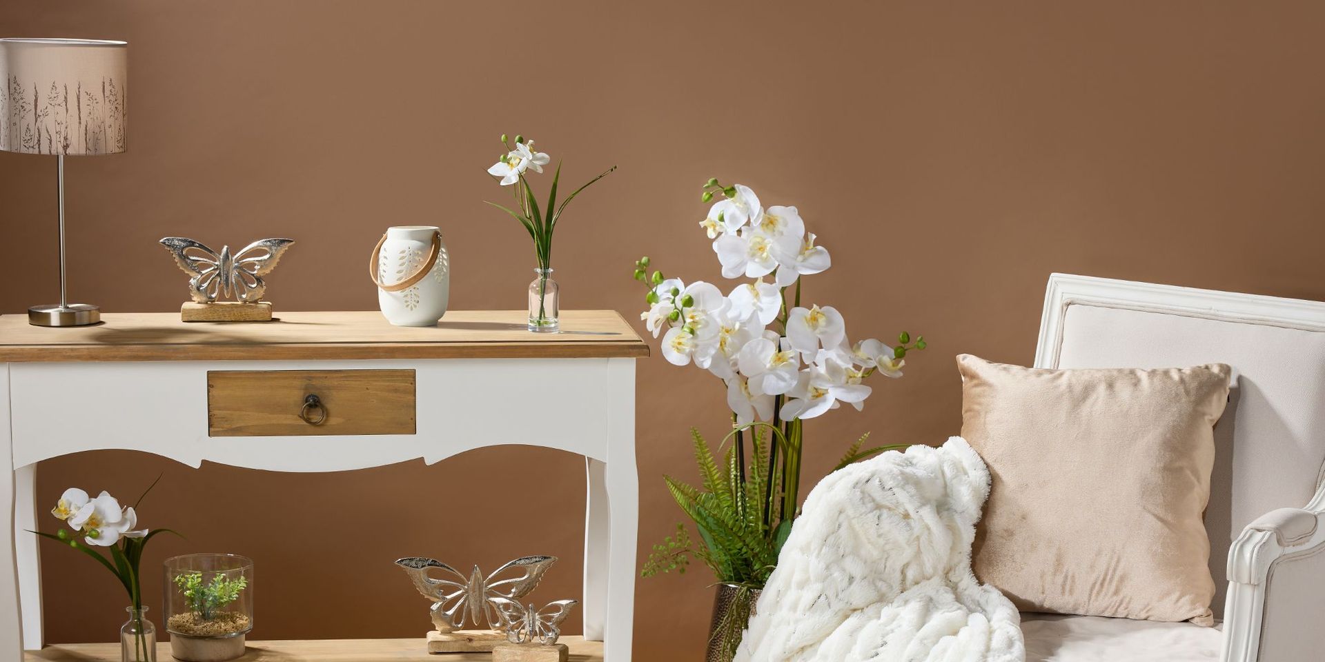 Elegantes Sideboard mit Deko-Elementen und Blumen im modernen Wohnambiente