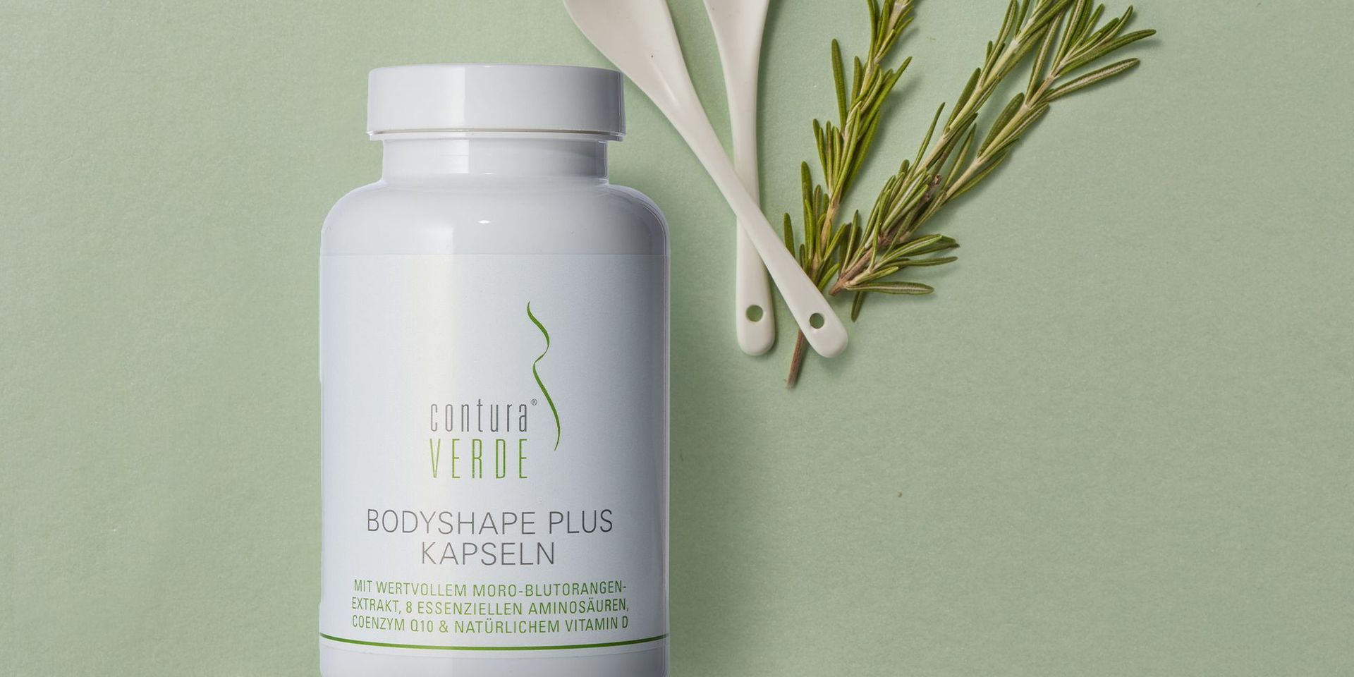 Contura Verde Bodyshape Plus Kapseln auf grünem Hintergrund mit Kräutern und Kapseln
