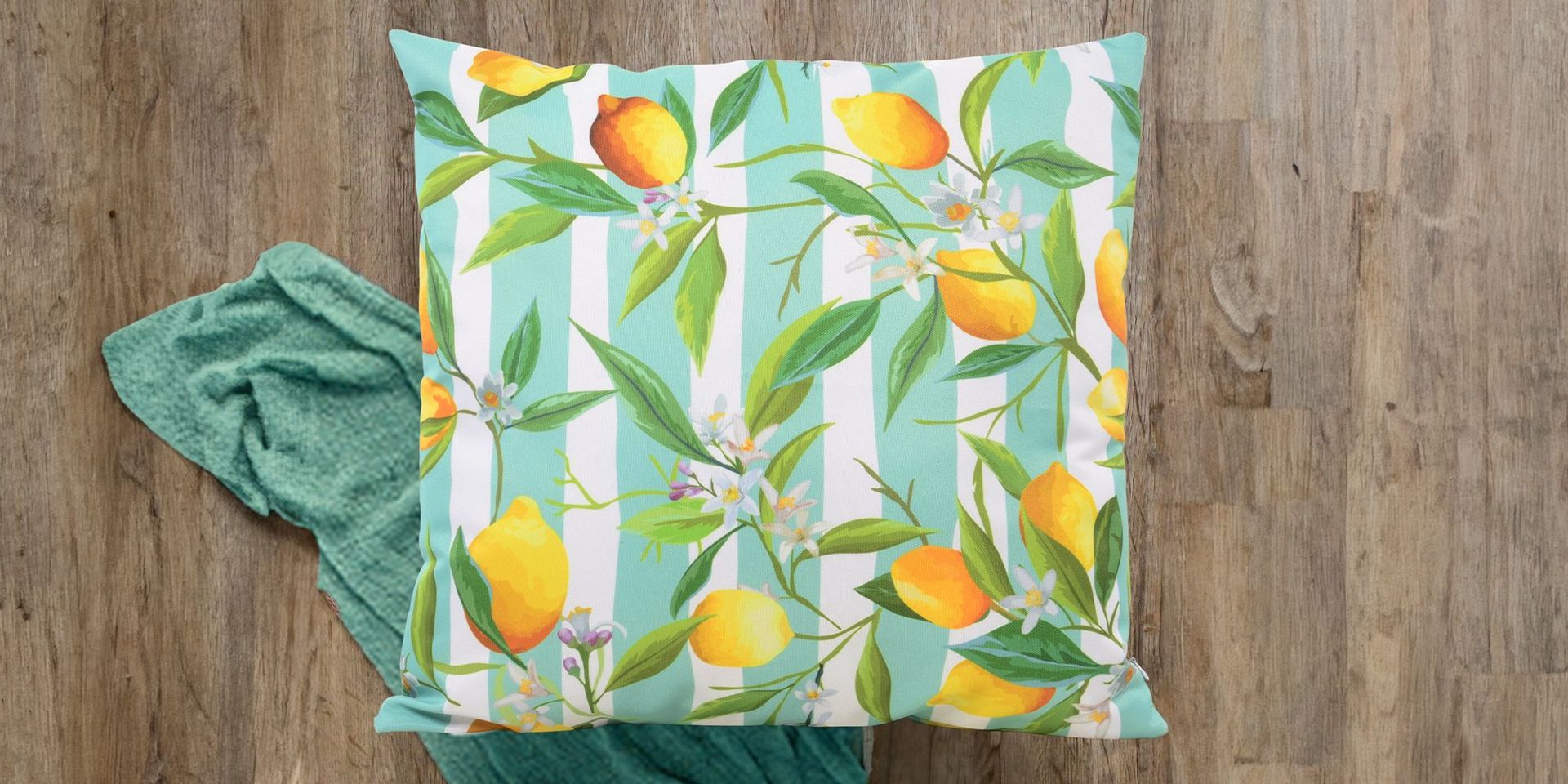 Kissen mit Zitronenmuster auf Holzboden, dekorativ für Wohnaccessoires