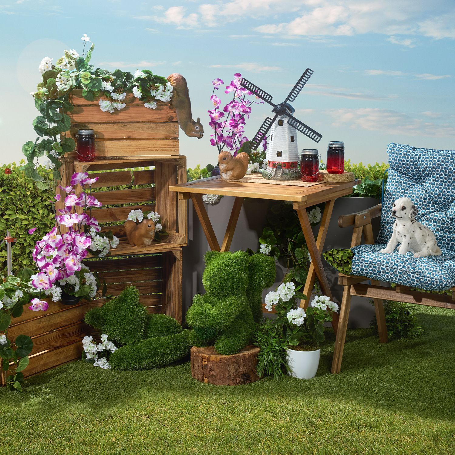 Gartenmöbel und Dekoration sowie Blumen aufgestellt im Garten