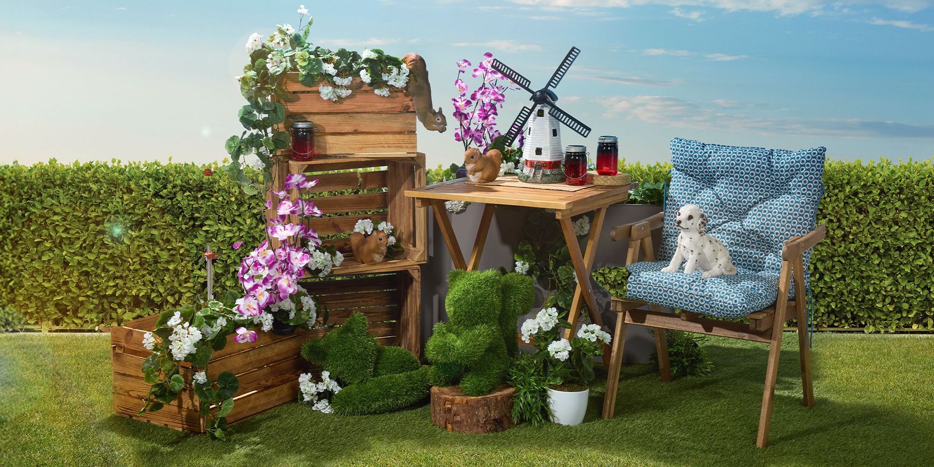 Gartenmöbel und Dekoration sowie Blumen aufgestellt im Garten