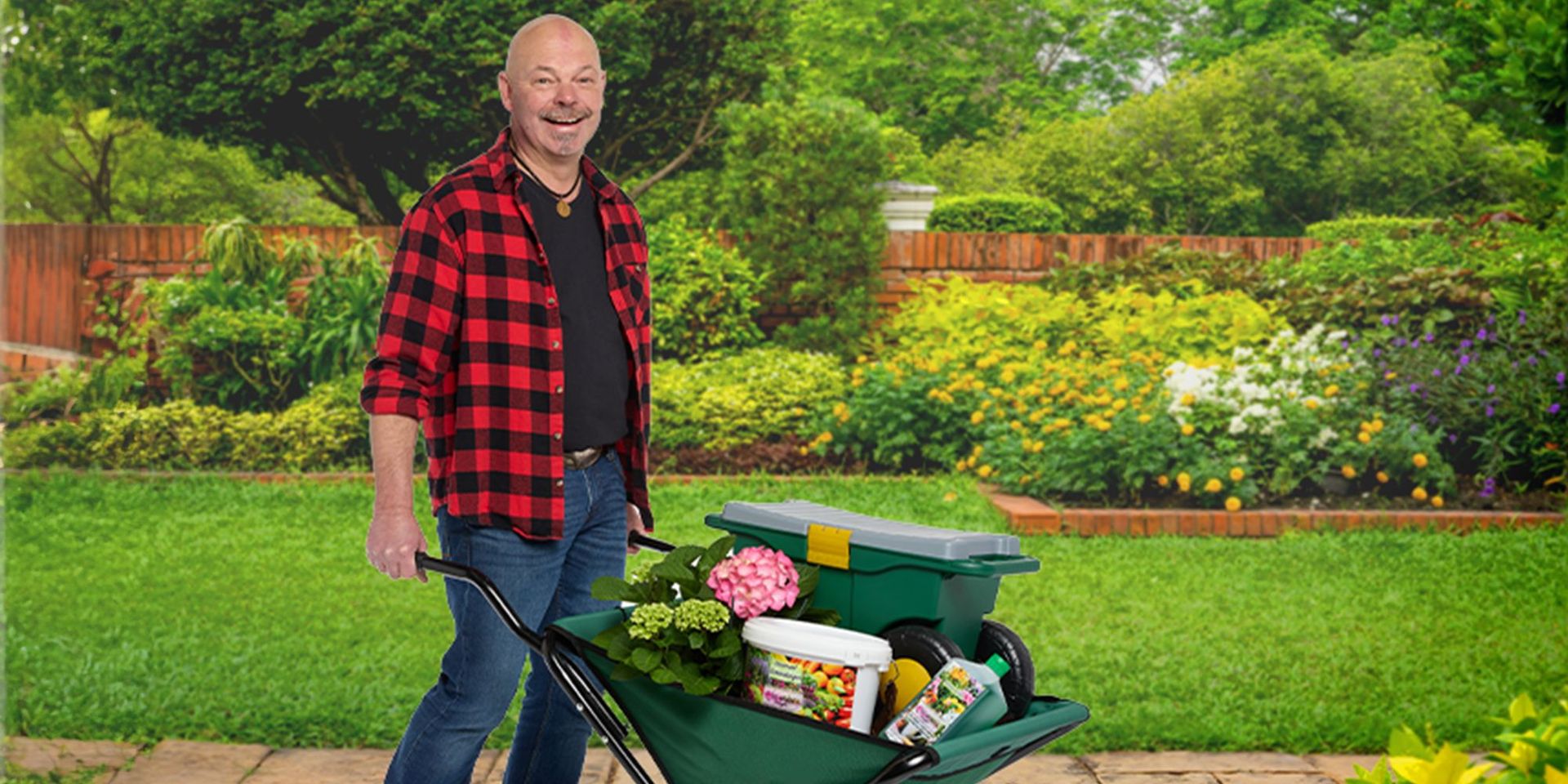 Gärtner pflegt den Garten mit Pflanzendünger und Gartengeräten