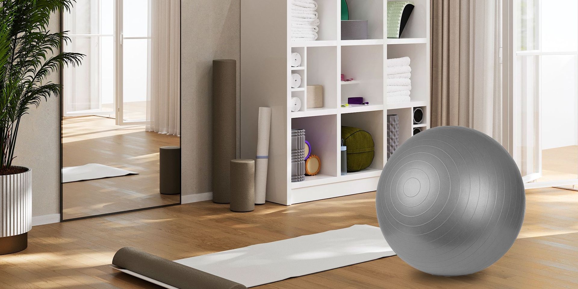Fitnessraum mit großem Spiegel, weißem Regal, Gymnastikmatte und silbernem Gymnastikball