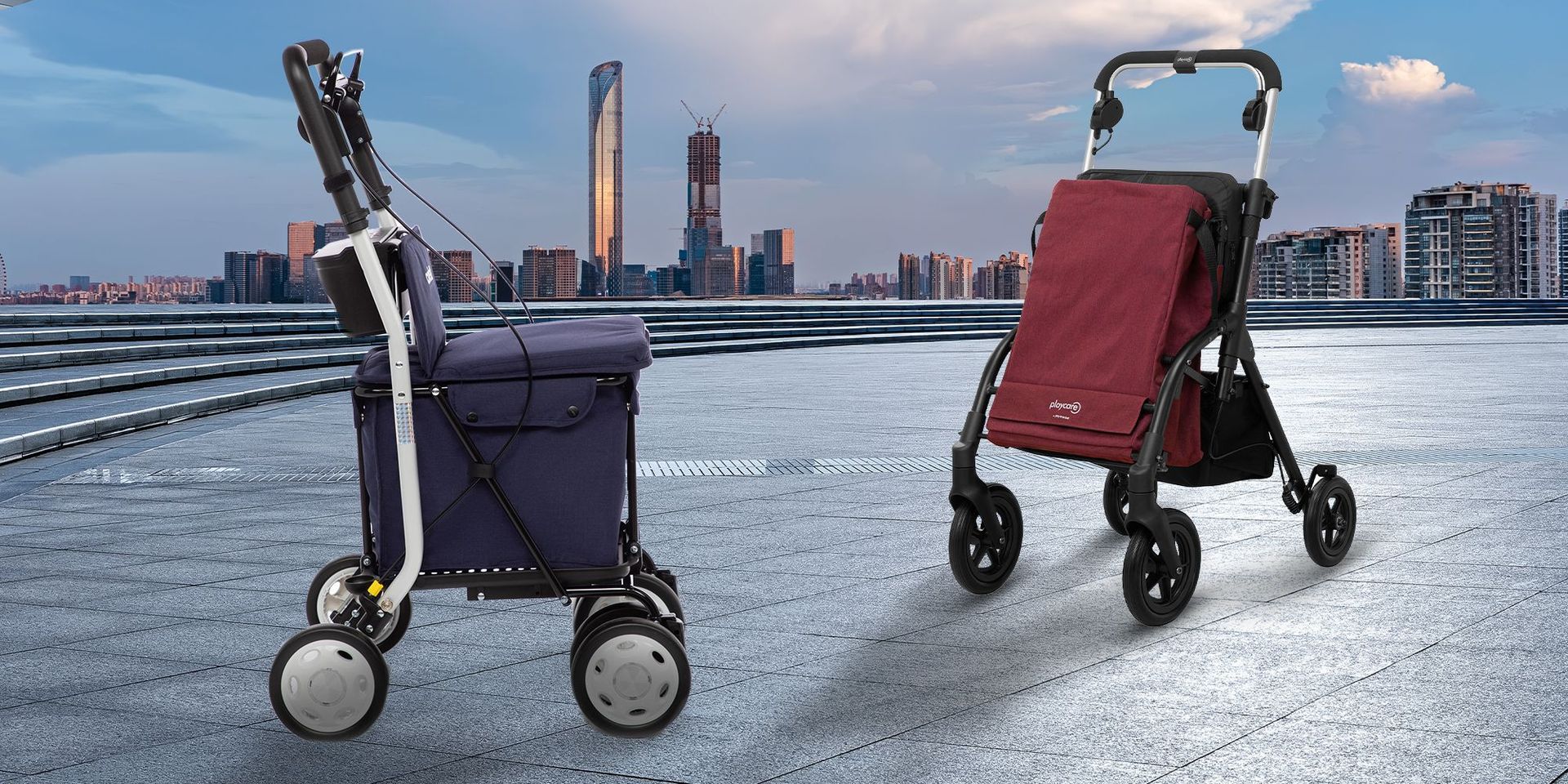 Geräumige Einkaufstrolleys mit integrierter Sitzmöglichkeit stehen in einer Stadt