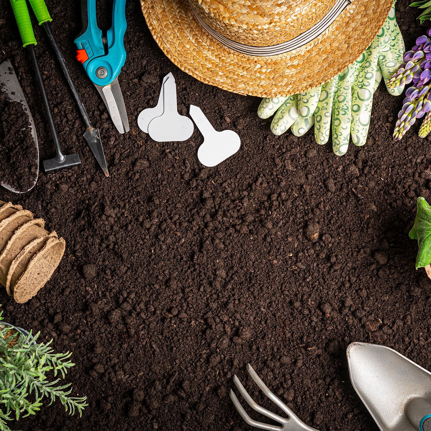 Gartenwerkzeuge und Zubehör auf Erde, symbolisiert Mobilität und Freizeit im CHANNEL21-Sortiment