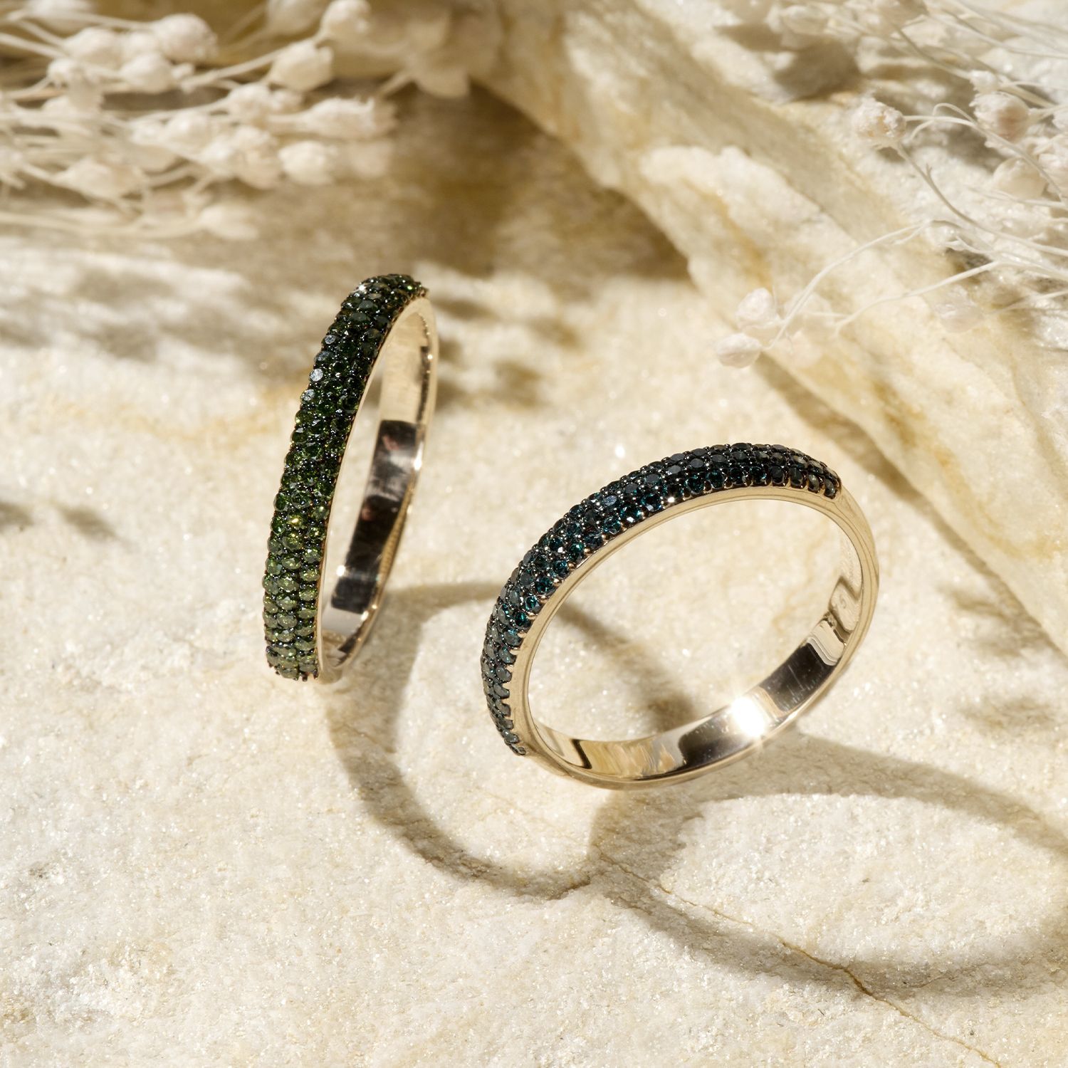 Zwei Diamantringe mit farbigen Diamanten