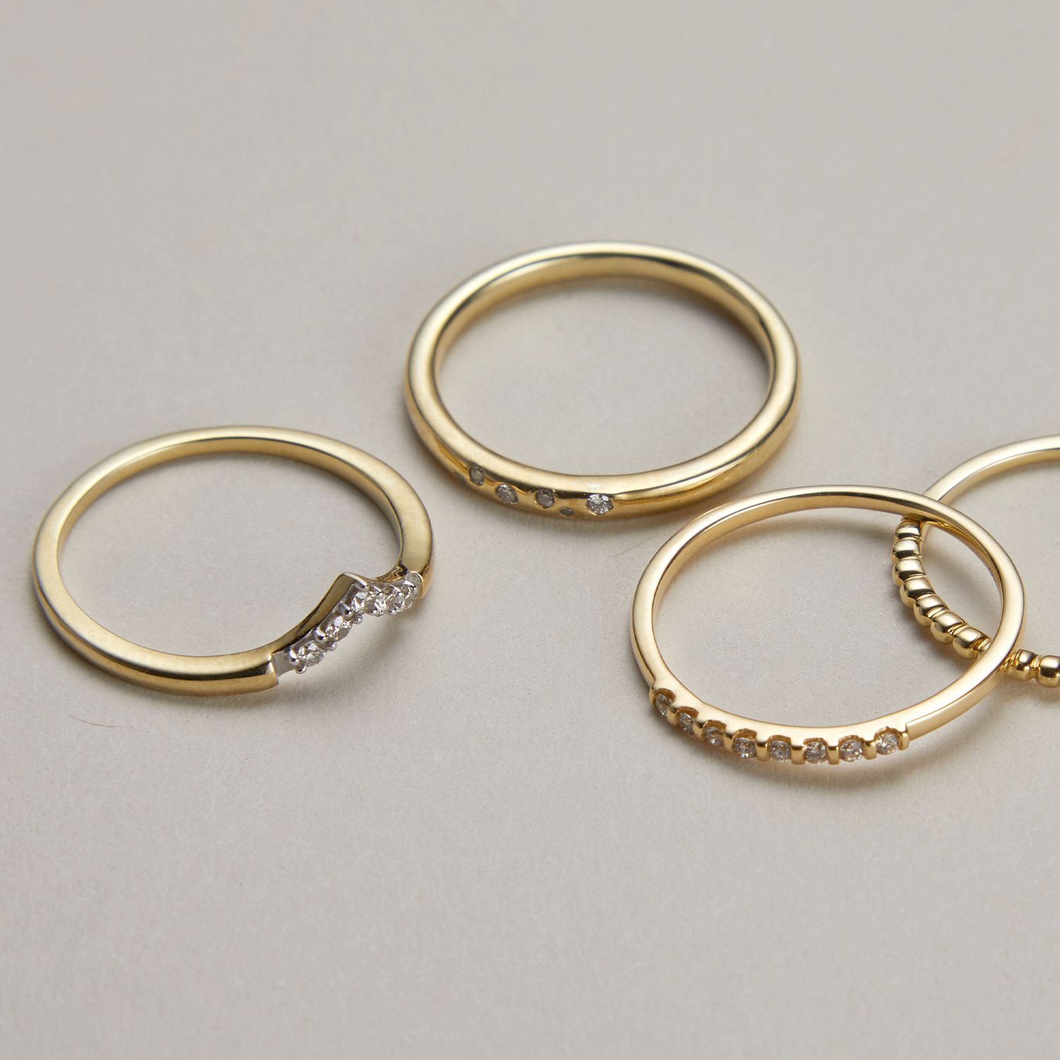 Vier Ringe auf einem hellen Hintergrund