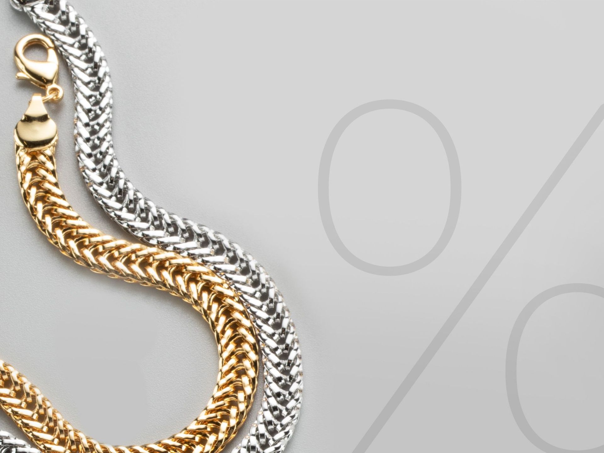 Zwei Armbänder auf einem grauen Hintergrund