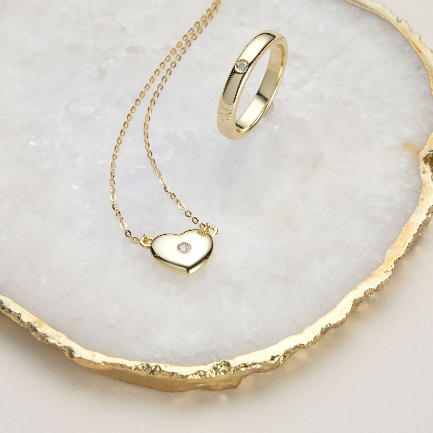 Schmuckset - Ring und Kette auf einem weißen Tablett mit Goldrand