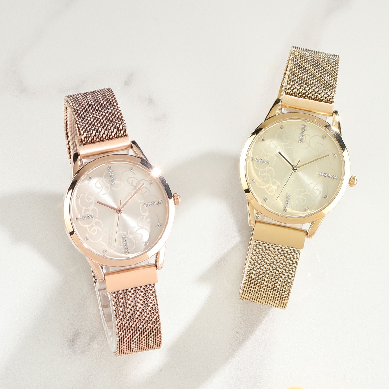 Zwei Damenuhren auf einem hellen Hintergrund