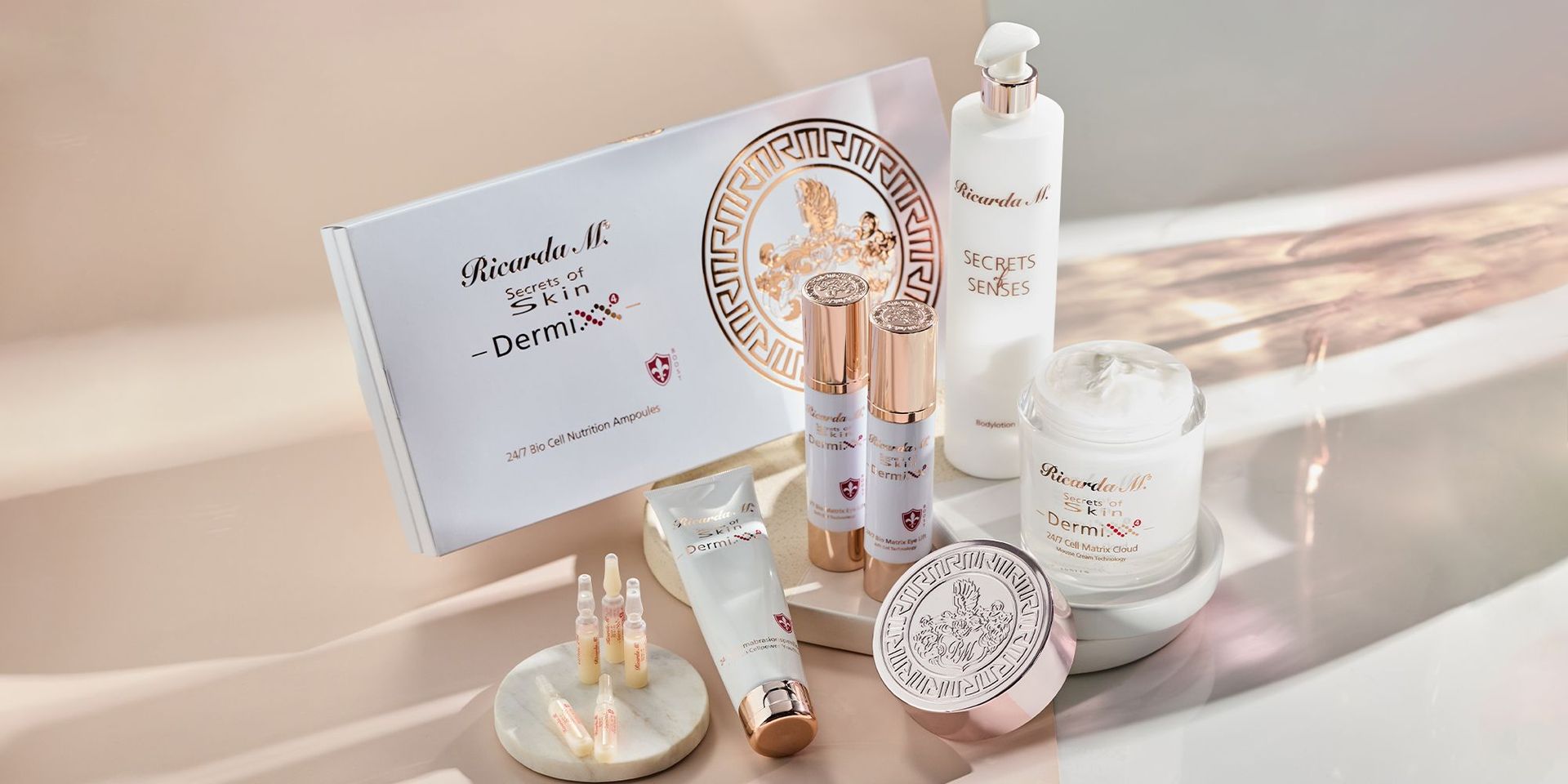 Luxuriöse Ricarda M. Hautpflegeprodukte auf einem eleganten Display im Tageslicht.