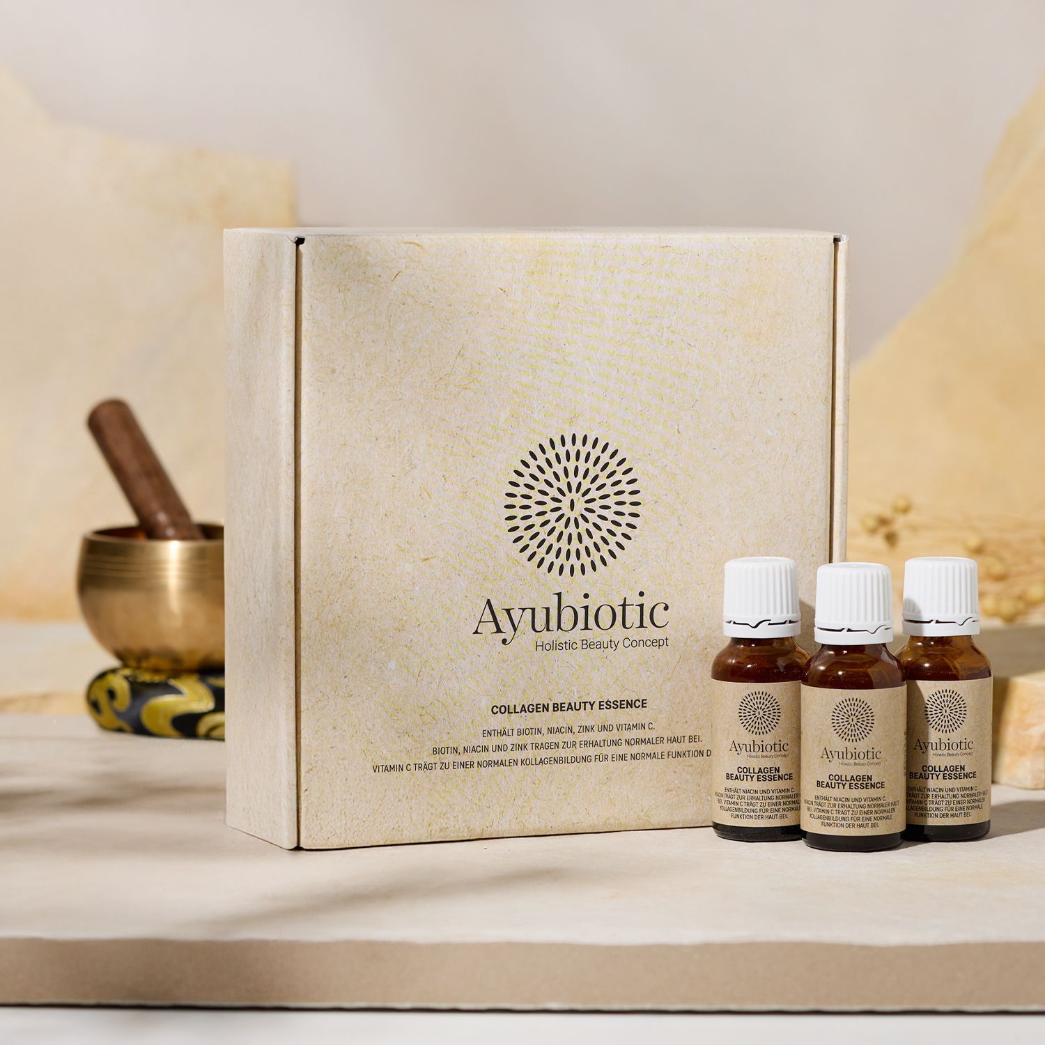 3 kleine Fläschchen "Collagen Beauty Essence" aufgestellt neben der Verpackungsschachtel 