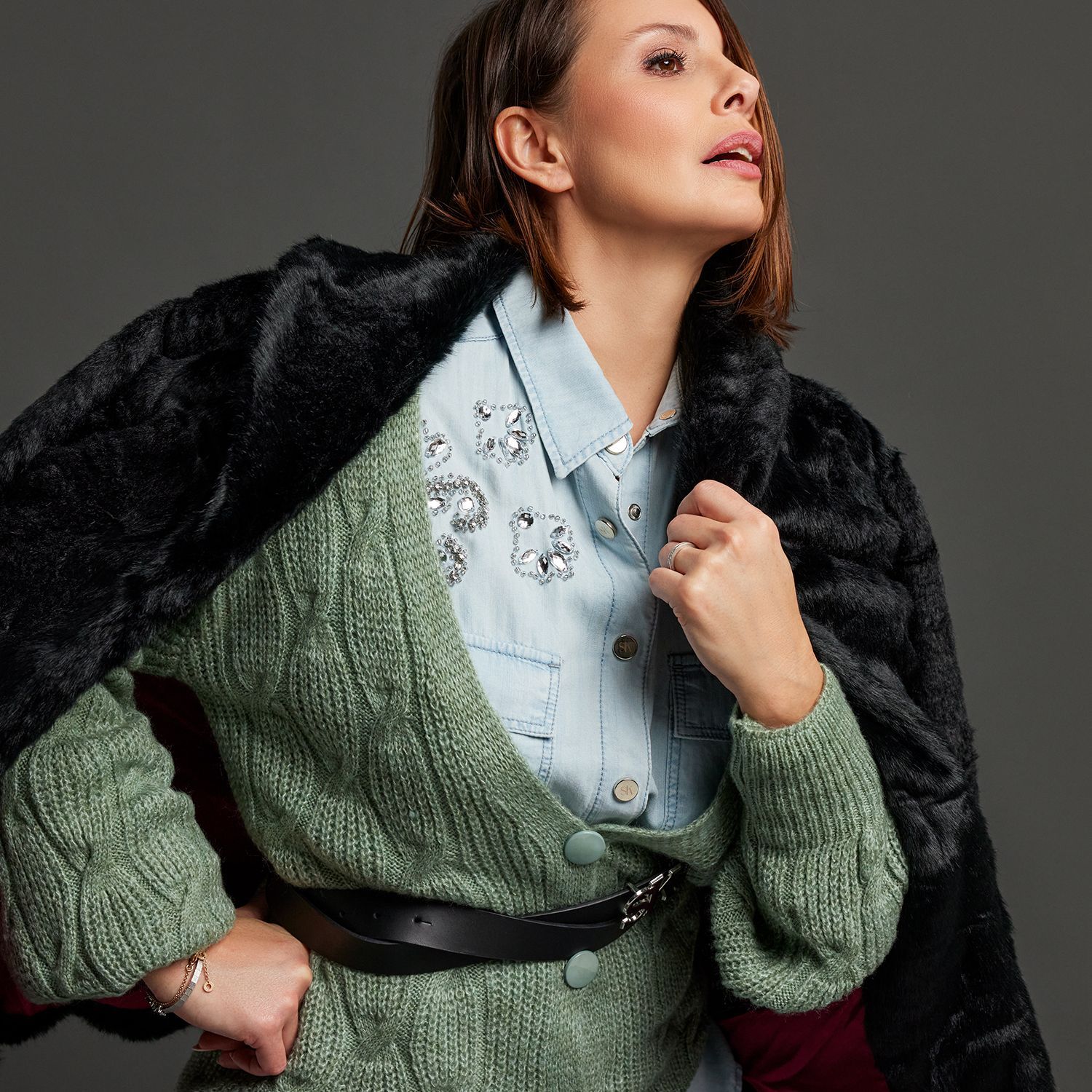 Frau mit Blusen, Strickjacke und Mantel