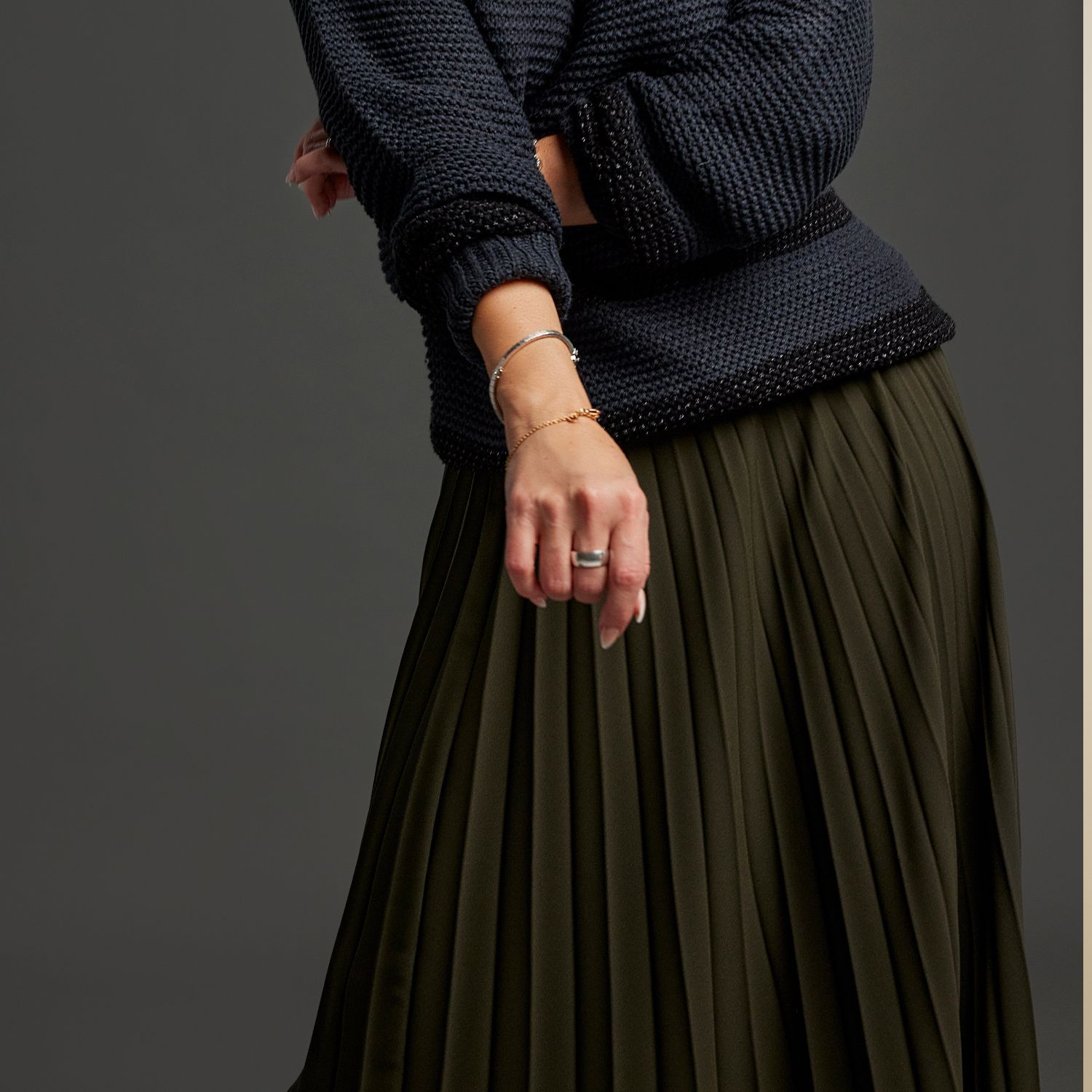 Frau in Rock und Strickpullover