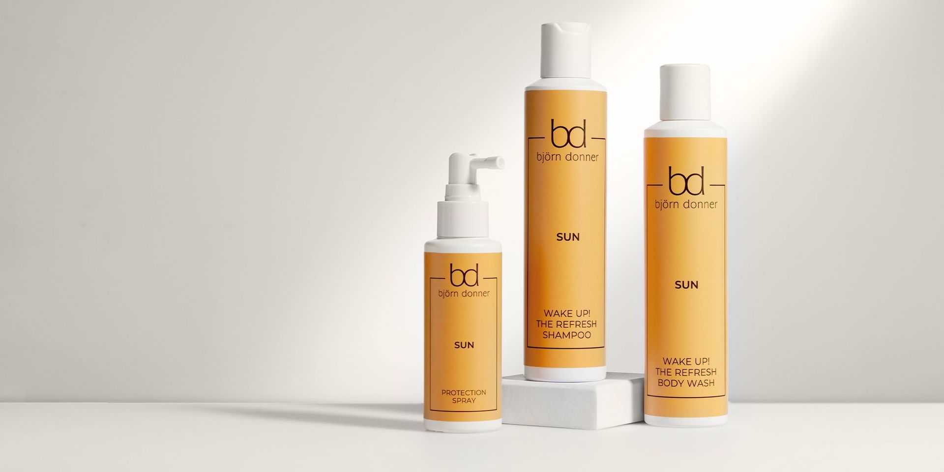Ausgewählte Haarpflegeprodukte aus der Linie Sun auf einem hellen Hintergrund