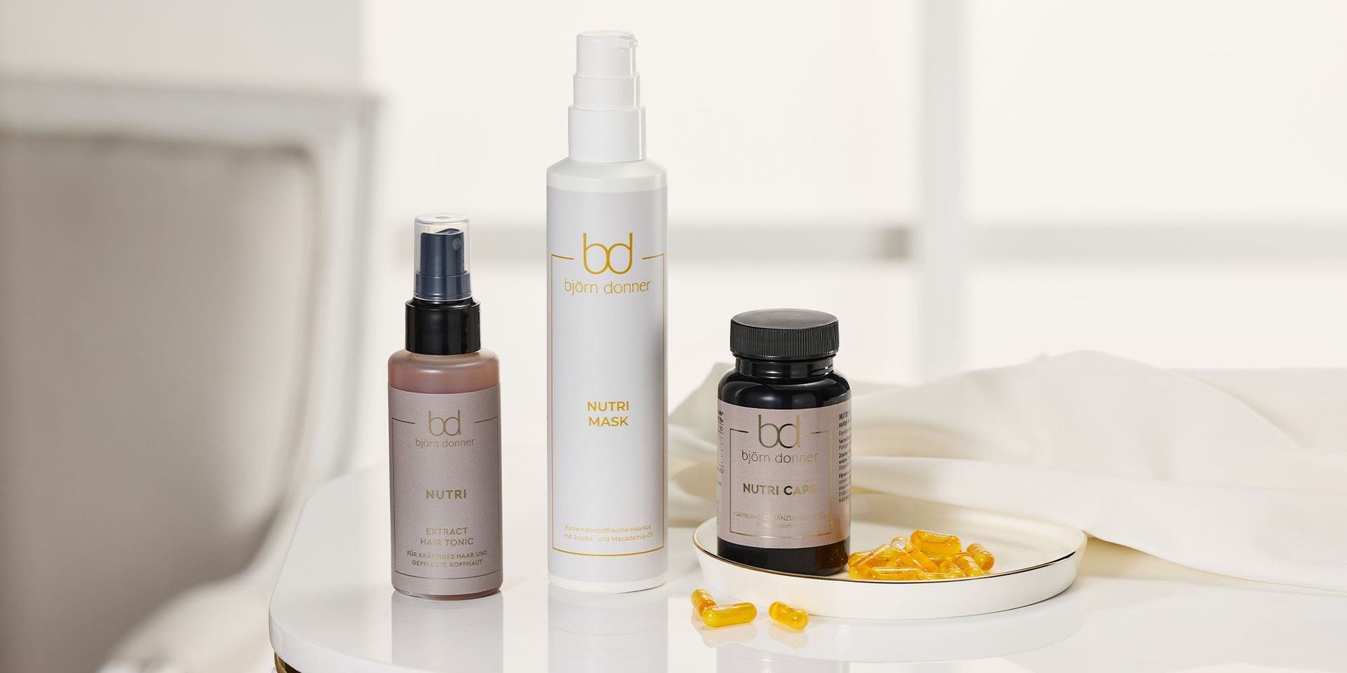 Ausgewählte Produkte aus der Haarpflegelinie Nutri auf einem hellen Hintergrund 