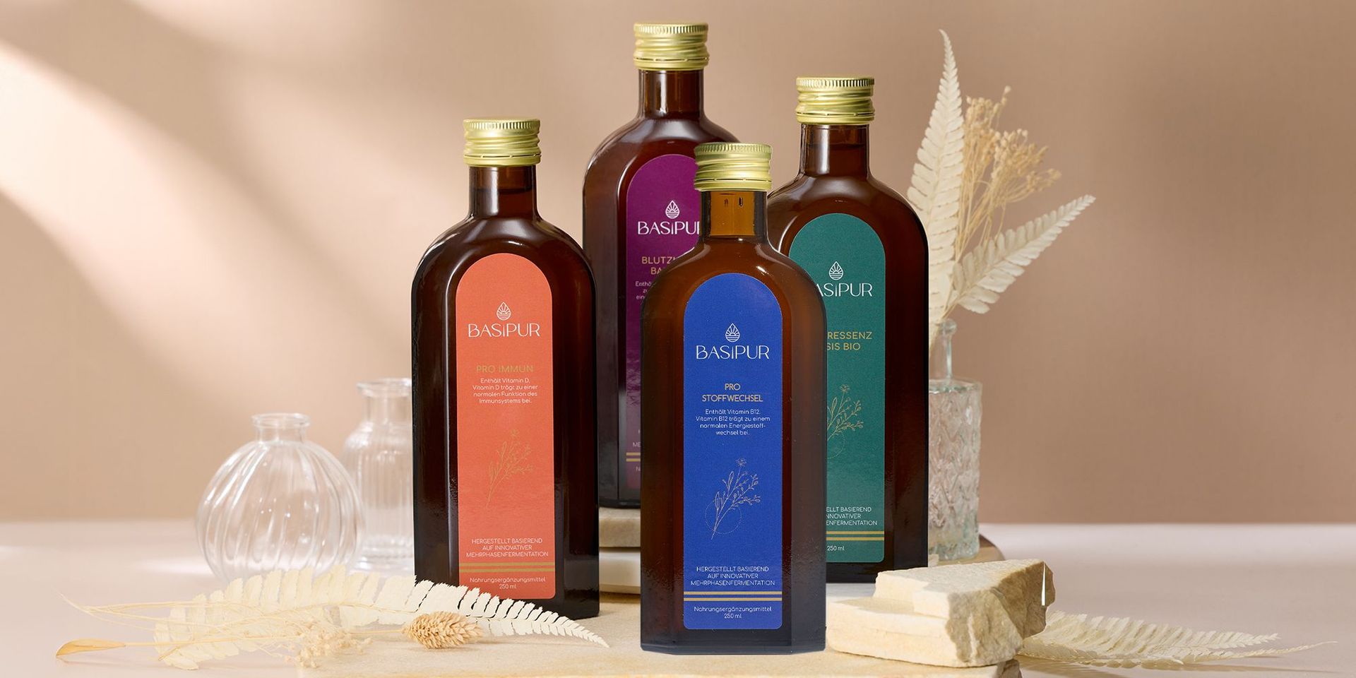 Vier BasiPur Produkte stehen vor einem beigen Hintergrund