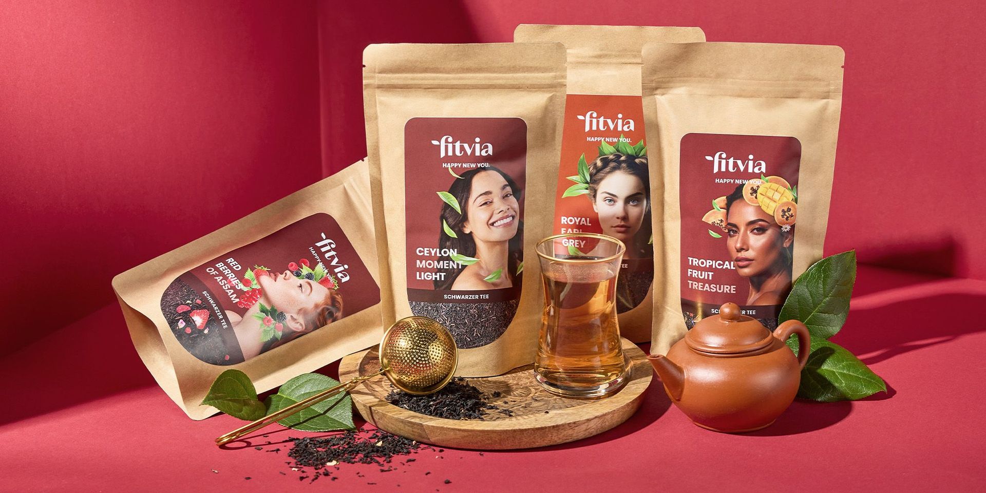 Teeprodukte von Fitvia auf einem Tisch mit Teekanne und Glas, präsentiert auf CHANNEL21.