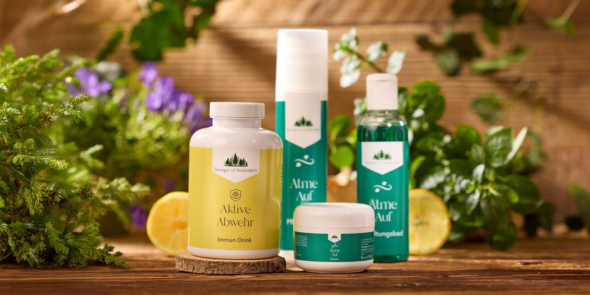Produkte zur Unterstützung der Immunabwehr und Atmung auf einem Holztisch, umgeben von Pflanzen
