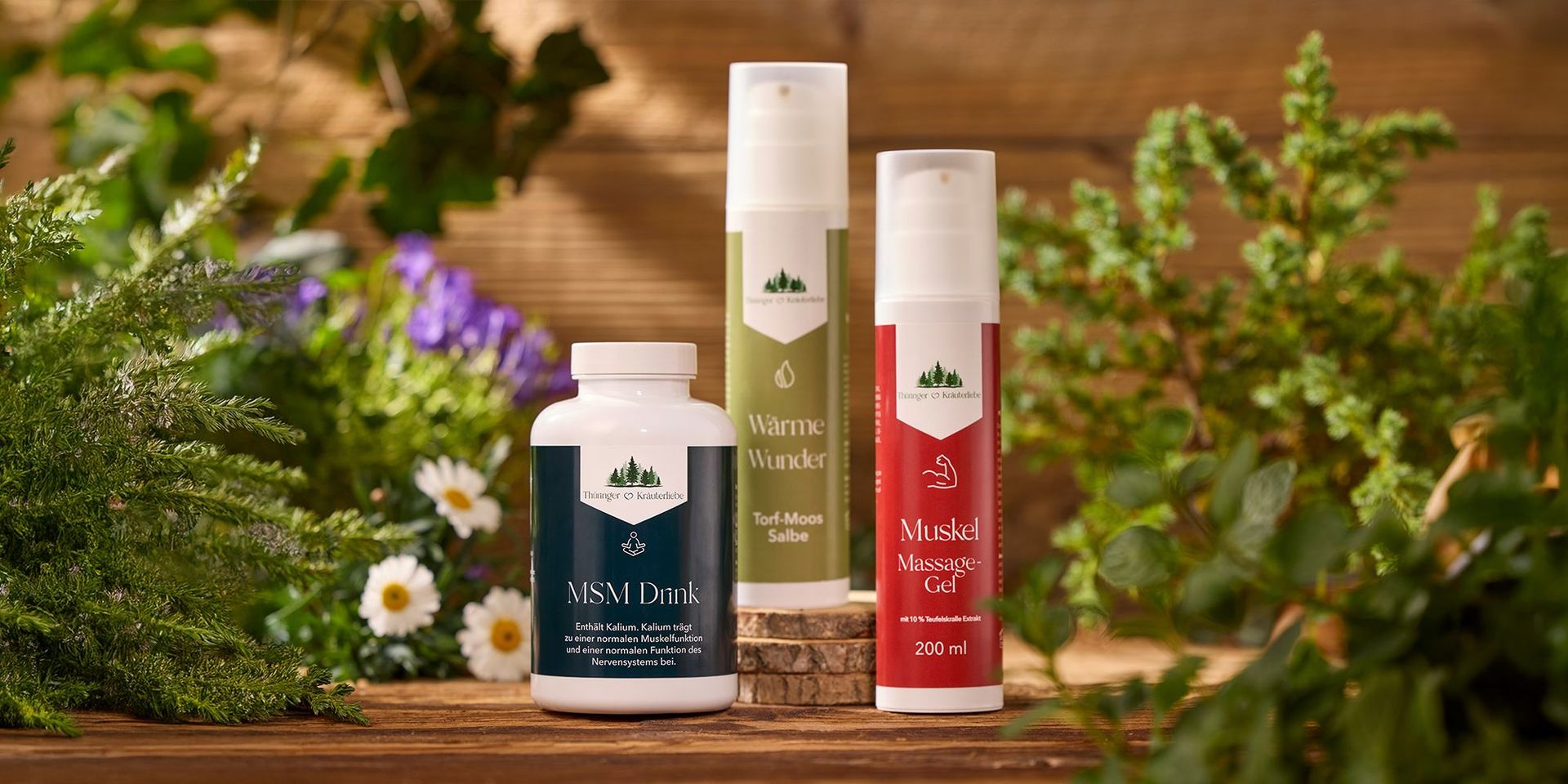 MSM-Drink, Torf-Moos-Salbe und Muskel-Massage-Gel von Thanger & Kraftstoffe auf Holztisch