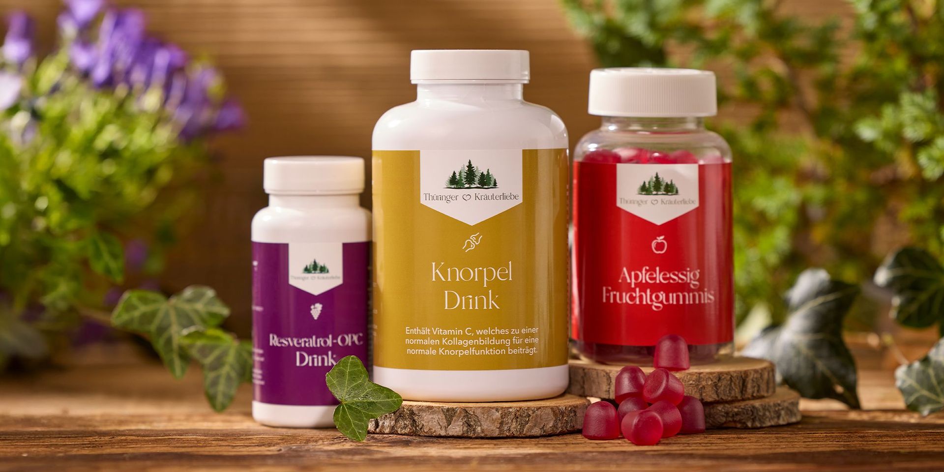 Knorpel- und Resveratrol-OPC-Drink sowie Apfelessig-Fruchtgummis auf Holztisch, Fokus auf Gesundheit und Ernährung