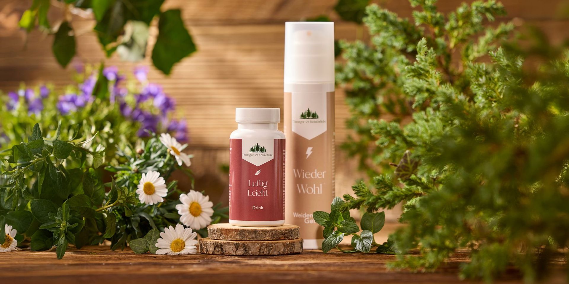 Kräuterprodukte für Mobilität und Wohlbefinden auf Holzuntergrund, umgeben von Blumen