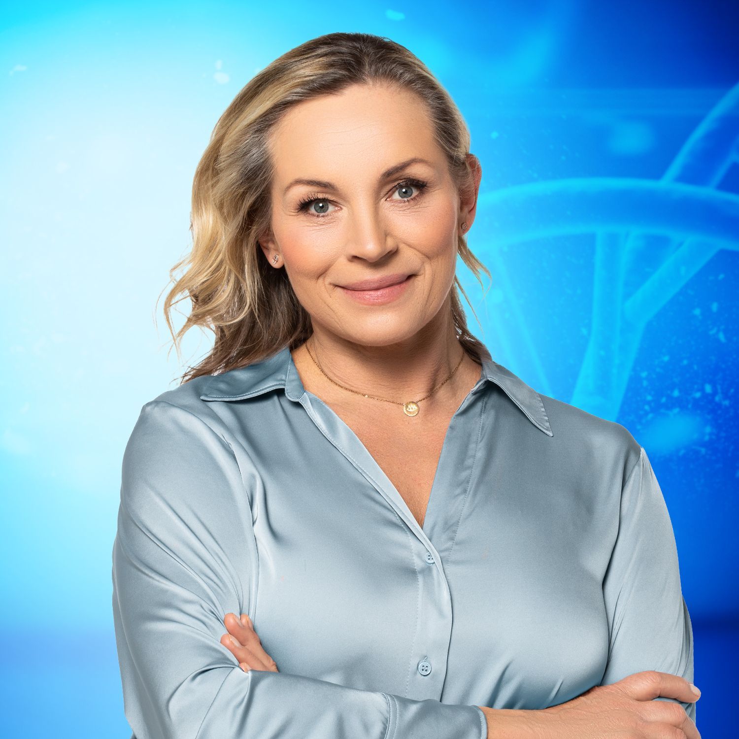 Doris Jedkowiak lächelt vor einem blauen Hintergrund