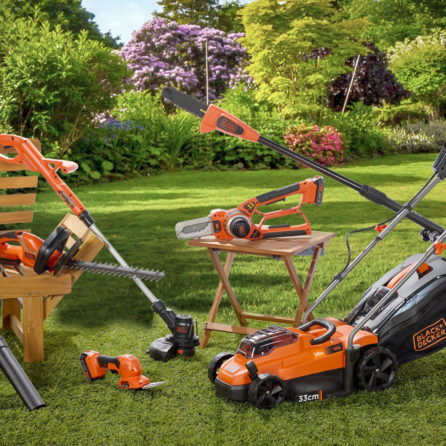 Verschiedene orange-schwarze Black+Decker Gartengeräte auf einer Wiese, darunter Rasenmäher, Heckenschere, Laubbläser und Trimmer