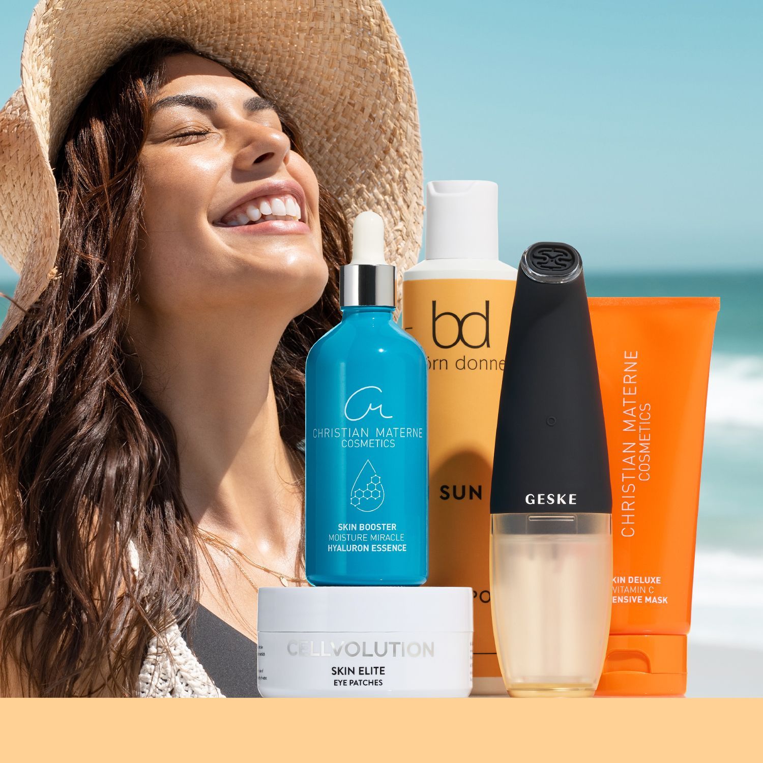 Frau mit Sonnenhut lächelt am Strand neben verschiedenen Hautpflegeprodukten von Christian Materne und Geske