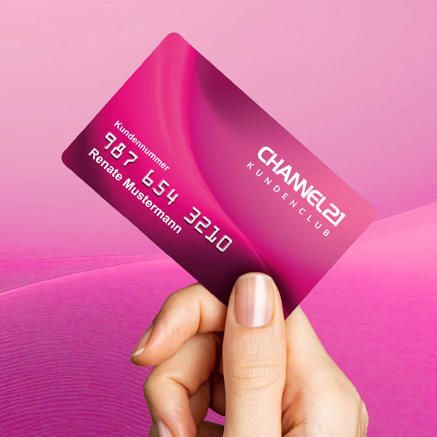 Hand hält eine pinkfarbene Channel21 Kundenclubkarte mit Kundennummer und Namen Renate Mustermann