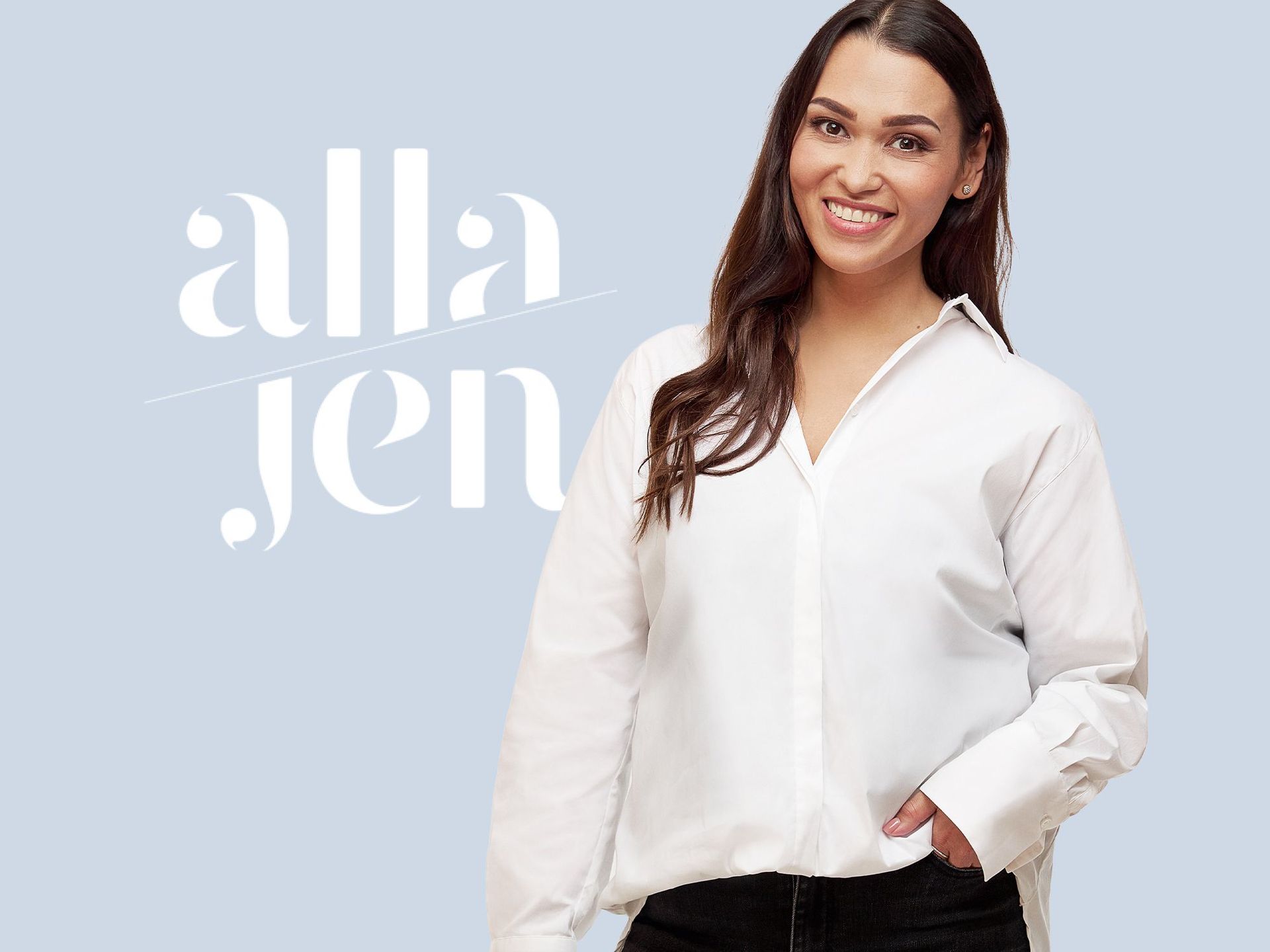 Frau mit langen, braunen Haaren trägt ein weißes Hemd und schwarze Hose. Links steht der Text 'alla jen'