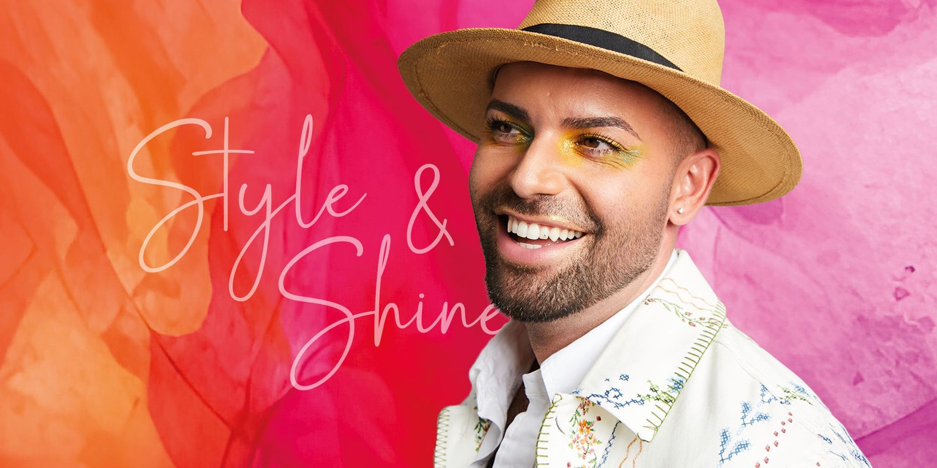 Mann mit Strohhut und weißem Hemd mit buntem Blumenmuster vor pink-orangefarbenem Hintergrund mit Schriftzug 'Style & Shine'.