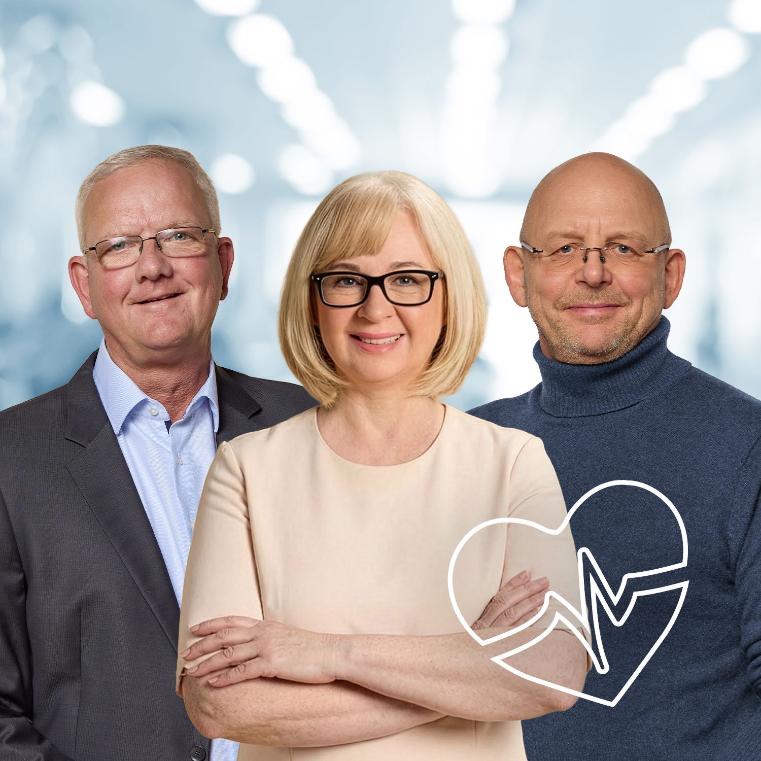 Drei Personen stehen nebeneinander vor unscharfem Hintergrund, die mittlere Person hat verschränkte Arme, die linke trägt Anzug, die rechte einen Pullover mit Herz- und EKG-Symbol.