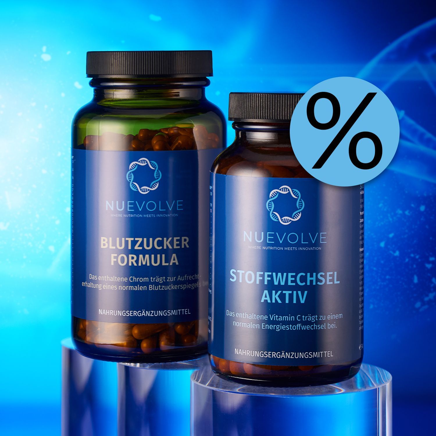 Zwei Nahrungsergänzungsmittel-Flaschen mit blauen Etiketten, eine mit der Aufschrift 'BLUTZUCKER FORMULA', die andere 'STOFFWECHSEL AKTIV', vor blauem Hintergrund mit großem Prozentzeichen