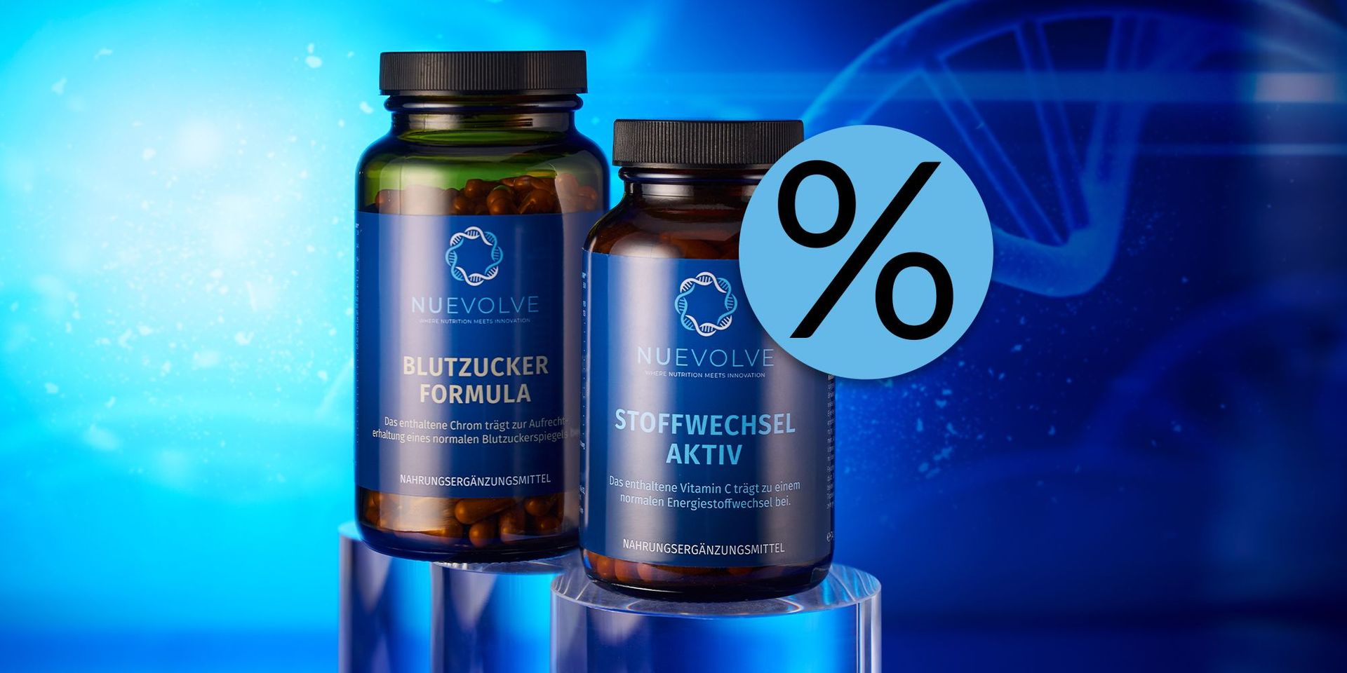 Zwei Nahrungsergänzungsmittel-Flaschen mit blauen Etiketten, eine mit der Aufschrift 'BLUTZUCKER FORMULA', die andere 'STOFFWECHSEL AKTIV', vor blauem Hintergrund mit großem Prozentzeichen