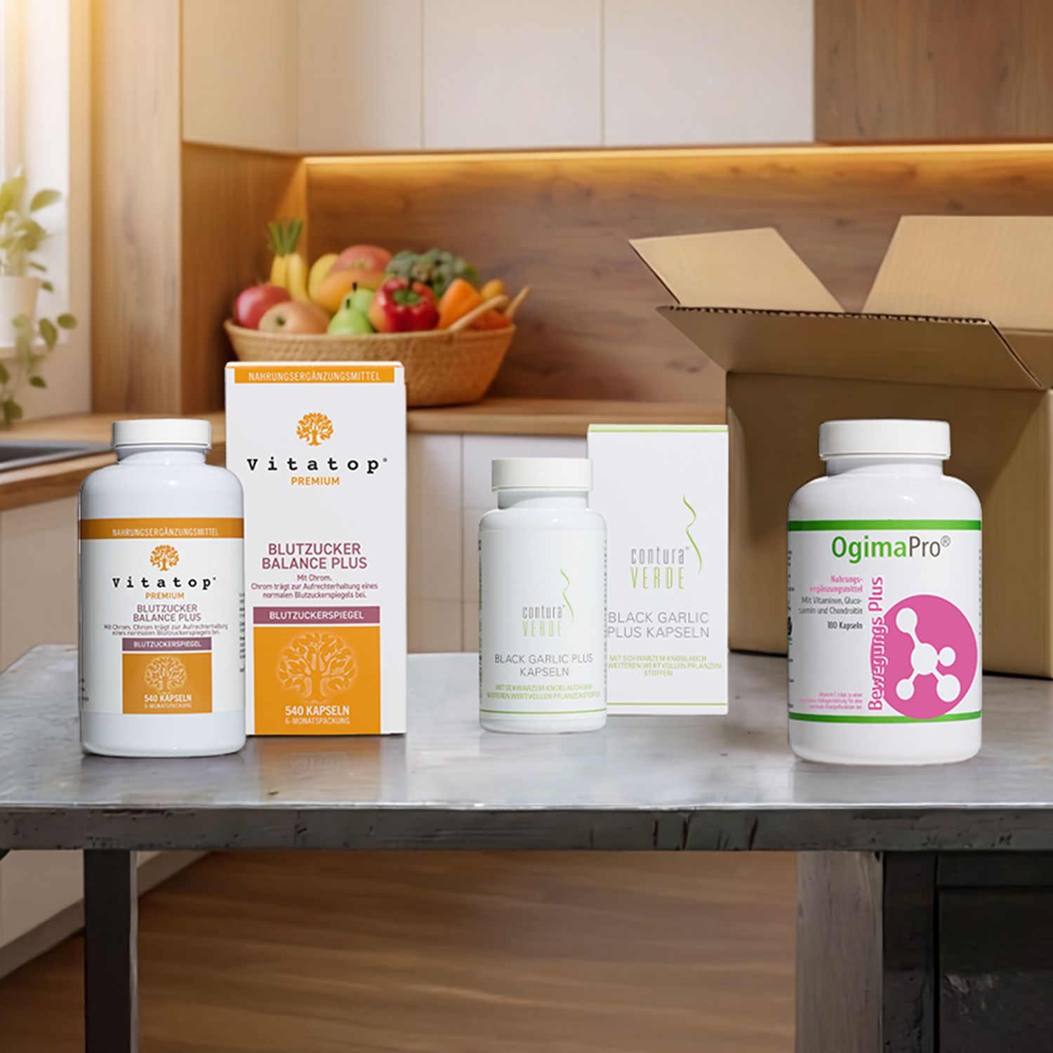 Drei Nahrungsergänzungsmittel-Dosen mit Verpackungen auf einem Tisch vor einer offenen Kartonschachtel in einer Küche
