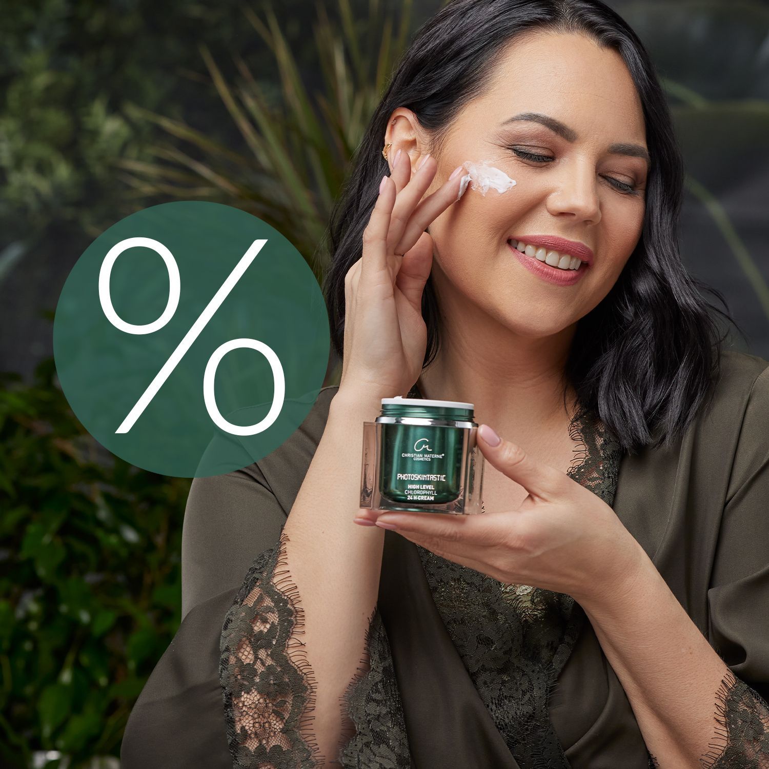 Frau mit dunklen Haaren hält ein grünes Kosmetikglas und berührt ihr Gesicht, daneben ein grünes Kreiszeichen mit weißem Prozentzeichen