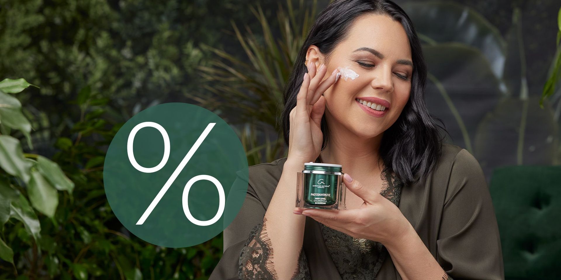 Frau mit dunklen Haaren hält ein grünes Kosmetikglas und berührt ihr Gesicht, daneben ein grünes Kreiszeichen mit weißem Prozentzeichen