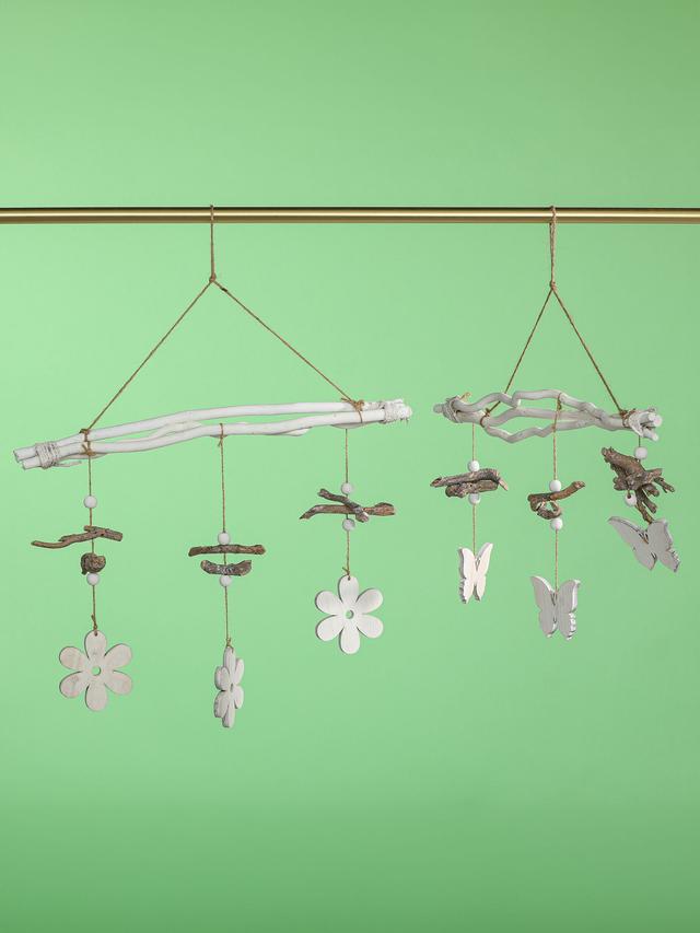 Produktbild von Deko-Hängemobile mit Schmetterlingen zum Aufhängen, aus Holz, 2er-Set