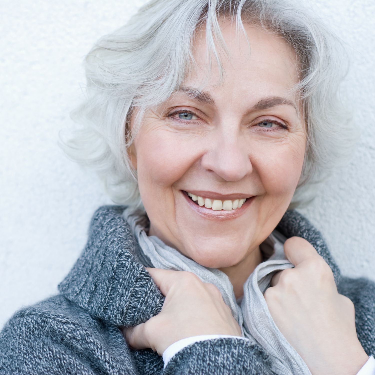 Zu den Produkten für Ihre Mundhygiene Ältere Frau lächelt.